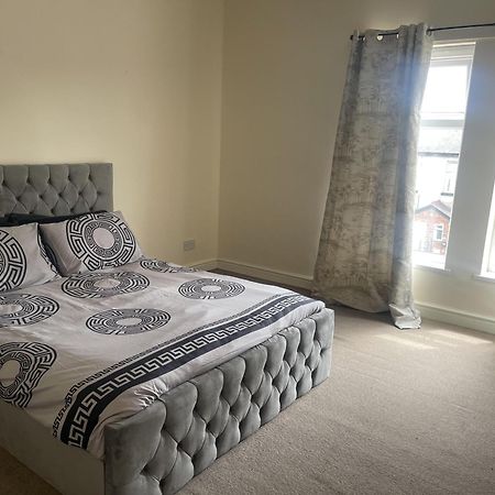 Stylish 1-Bed Apt - Sleeps 4 - Parking - Wifi مانشستر المظهر الخارجي الصورة